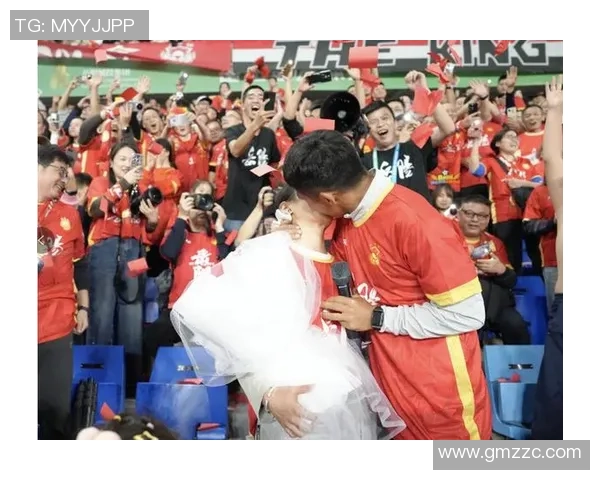 足球巨星赛场夺冠时刻浪漫单膝跪地向爱人深情求婚